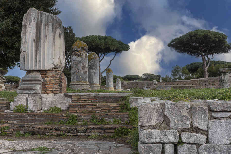 Italia - Ostia 52 - parque arqueológico de Ostia Antica - templo Redondo.jpg